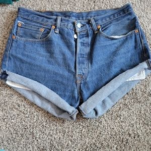 Levis 501 cut off jeans